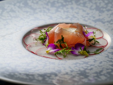 ブリの自家製スモークとフロマージュブランのムース
