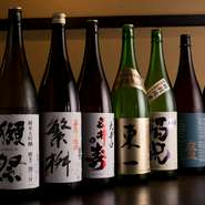 メインとなる和食メニューに合わせ、繁枡や寒北斗といった地元や九州各地の日本酒のラインナップが豊富です。九州を代表する焼酎や沖縄の泡盛なども揃い、新鮮な魚には欠かせないお酒が選べます。