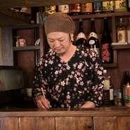 カウンターでは、長崎・五島列島出身の料理長が調理を担当。沖縄料理店仕込みの明るさで、お客さまを笑顔にしています。初めての来店でもおひとり様でも、すぐに馴染める雰囲気です。