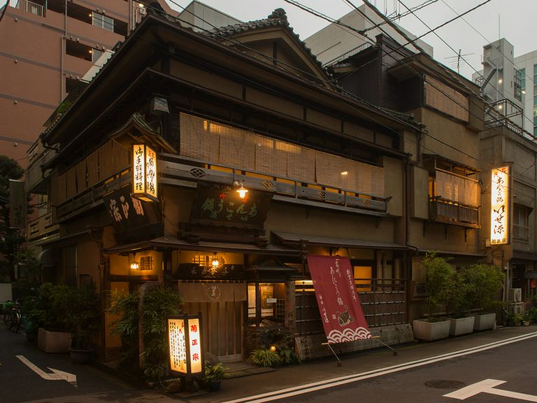 歴史を刻んだ店構え。明かりが灯ればより一層、情緒溢れる姿に