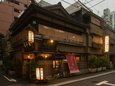 歴史を刻んだ店構え。明かりが灯ればより一層、情緒溢れる姿に