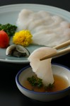 あんこうの薄造りは仕入れの量が限られているため、事前予約は必須。コースなら1万5000円、2万円のみで提供。それ以外では夕方開店と同時に用意が可能な場合のみ、案内を行っております。