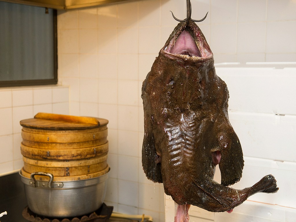 店内で行われる、あんこうの吊るし切り