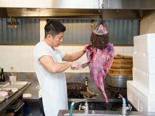 活〆のあんこうを店内で吊るし切り。鮮度に自信があります