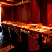 人数に応じて席を用意してもらえます。もちろん、貸切にも対応可能。表参道駅から徒歩3分の駅チカで、皆で盛り上がりませんか？　どちらかといえば、平日が狙い目。週末ならば、早めの予約をおすすめします。