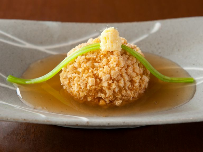 定番メニューの他に、旬の食材を使った月替わりの料理もご用意