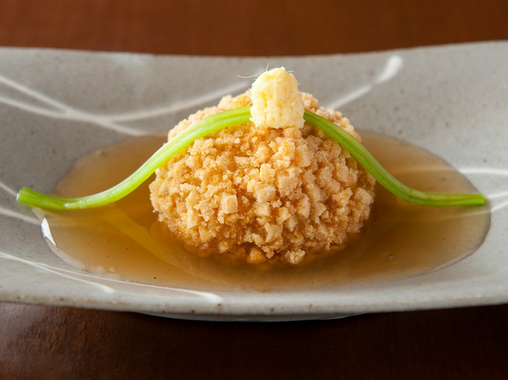 定番メニューの他に、旬の食材を使った月替わりの料理もご用意