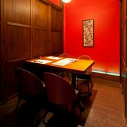 京町屋の風情を彷彿とさせる朱色の壁。この雅な空間が、日々忙しい女性たちにとっての憩いの場となるでしょう。ランチ限定のリーズナブルなコースメニューもあるため、たまには「ランチ女子会」などはいかが。