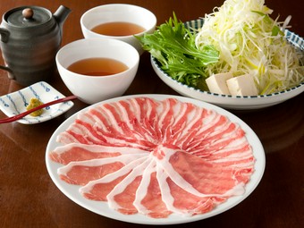 自慢の『黒豚しゃぶしゃぶ』（笹打ち葱・豆腐・水菜セット）