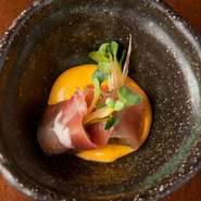 黄身酢の上に浮かぶ生ハム。出汁でのばした黄身に酢を加えた黄身酢は、口に入れると上品な酸味が広がります。生ハムの塩味だけでは少し物足りなく、ミョウガを加えることで大人が好む一品となっています。