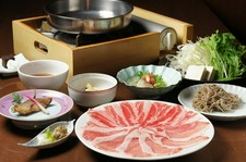 「黒豚のしゃぶしゃぶ」などをメインにお造りなども。ご接待等にバランスの良いコースとなっております。