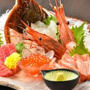 新鮮な食材をふんだんに盛り込んだメニューがお店の自慢。特に海の幸は、料理長が自信をもって目利きした上質なものばかり。厳選素材による鮮やかな逸品を賞味あれ。