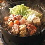 新鮮な鶏肉をふんだんに使用した、贅沢な鶏すき鍋。旨味たっぷりのスープを最後の一滴まで堪能あれ。