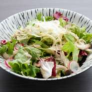 その日採れた新鮮な野菜を使ったサラダ。フレッシュな野菜本来の美味しさが楽しめます。