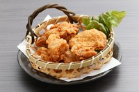 サクサクの衣に包まれた、ジューシーな地鶏の唐揚げ。思わずビールに手が伸びてしまいそうです。