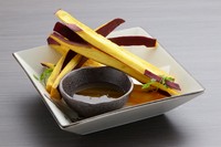 根強い人気のさつま芋のスティック。焼酎やハイボールのお相手に最適です。ちょっと軽めにひとつまみしませんか。