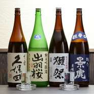 旬の味覚を味わうため、日本酒もとっておきの銘柄が用意されています。常時6品前後をラインナップ。グラス・一合で注文可能です。