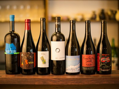 自然派ワインのインポーター経験を持つ店主がセレクトするワイン