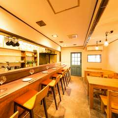 店内はカウンターとテーブル合わせて14席