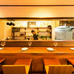 店主の動きに釘付けになる、スクリーンのようなカウンター席