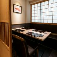 【鮨　青海】では、カウンター席はもちろん完全個室も複数ご用意しており、日本酒やワイン、焼酎も幅広く取り揃えております。お好みのスタイルで、時間を忘れて旬の味覚をご堪能ください。