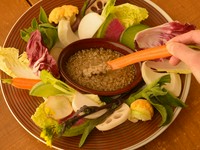 名人農家の野菜をふんだんに使用。素材の美味しさをダイレクトに味わえます。野菜にソースをつけると、ワインが飲みたくなる料理に大変身。「かにみそバーニャ」には余韻のある白ワインがよく合います。