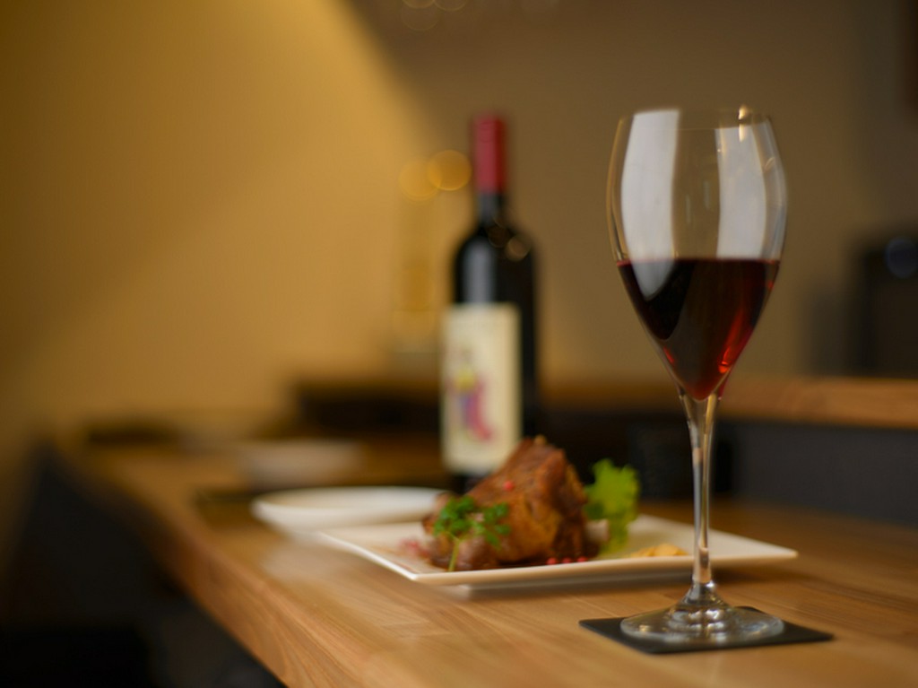 美味しい料理とワインに酔いながら、大切な人と素敵な夜を