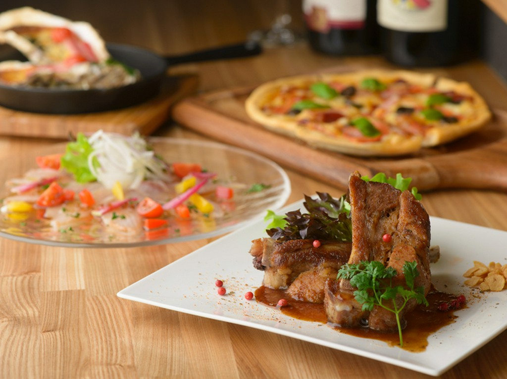 落ち着いた色調で統一された空間に、彩り豊かな料理が映える