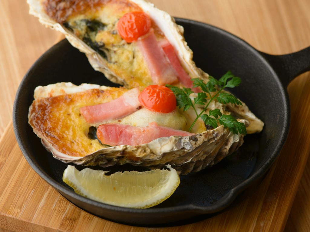 近江町市場から仕入れる旬の素材を使った多彩なメニューに注目