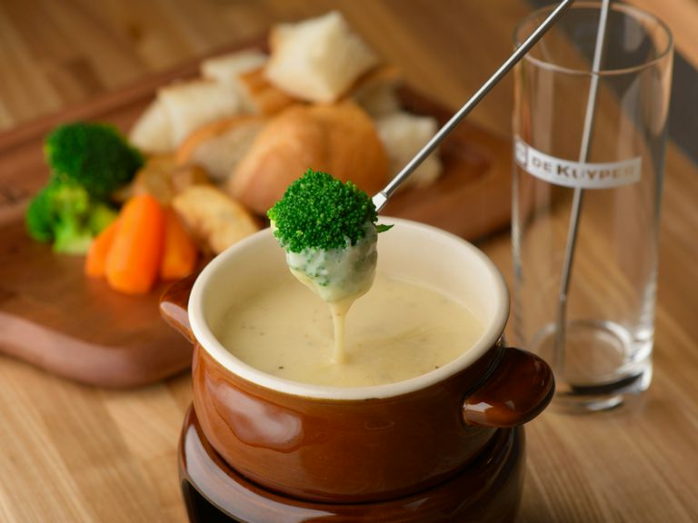 とろける2種類のチーズが濃厚&クリーミーな『アツアツチーズフォンデュ』