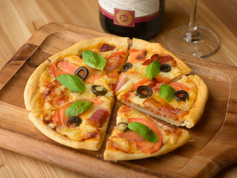ワインが進む! 自家製の生地とソースで仕上げた『ミックスピザ』