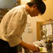 小さな店なのでお客様との距離が近く、カウンター越しにお話をすることも多いですね。料理をお出しするだけでなく、楽しい時間や会話、雰囲気などを含めたトータルな居心地の良さを目指しています。