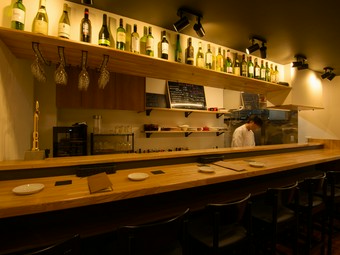 カウンター席だけの気取らない店なので、お一人様でも気兼ねなく