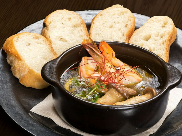 お味噌をブレンドした『エビと3種キノコのアヒージョ』(バケット付)