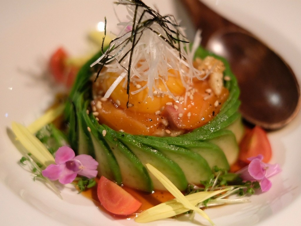 サッパリ楽しめる『サーモンと長芋のユッケ仕立てアボカド包み』