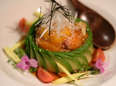 サッパリ楽しめる『サーモンと長芋のユッケ仕立てアボカド包み』