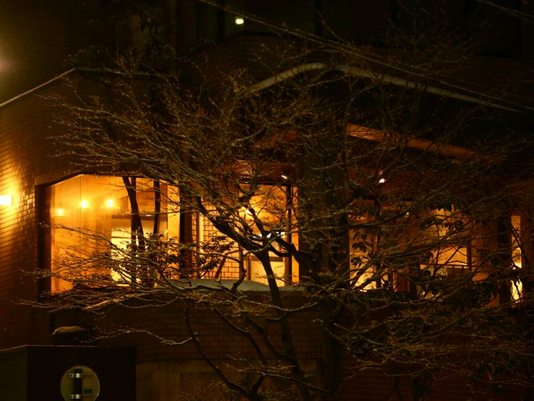 お店は深夜遅くまで営業しています