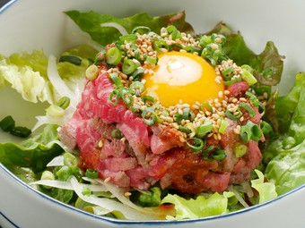 柔らか食感とピリ辛ユッケダレ、味わいのハーモニーを楽しむ『ローストビーフのユッケ』