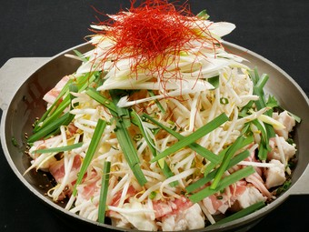 トマトやチーズをトッピング。ピリ辛味噌ダレがおいしい『さいさい焼き』（一人前）