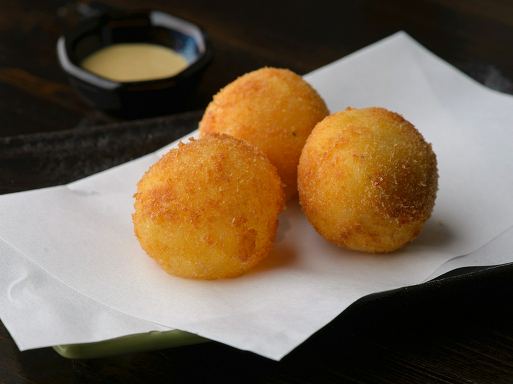 海鮮旨みがぎっしり詰まったコロッケに、蟹味噌ソースの贅沢さ『自慢のクリームコロッケ　蟹味噌ソース』