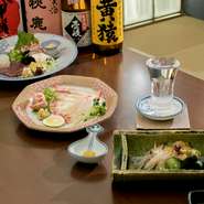 関西風の料理にマッチする関西圏の純米酒を用意。また日替わり、月替わりで東北や九州の銘酒も置いているので、来店のたびに新しい味に巡り会えます。国産のアップル、オレンジ100％ジュースも隠れ人気。