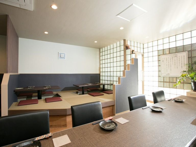 テーブルや掘りごたつ席も。人数や場面で使い分けられる