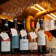 「ビオワイン」と呼ばれる自然派ワインは、体にスムーズに入っていく優しい飲み口。ワイン農家のこだわりや、丁寧に造られた過程さえも感じられます。常に100種類ほど揃っているので、グラスで飲み比べもできます。
