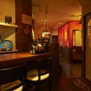 カウンターにはお一人のお客様もたくさんいらっしゃいます。飲み仲間が増えるかも(^^♪