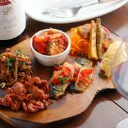 その時期の旬のものを取り入れた“季節限定”の味わい。5～6種類を盛り合わせた、ワインとの相性も良い前菜です。少しずつ様々な素材の味わいを楽しめるので「欲張りさん」にピッタリの一皿です。