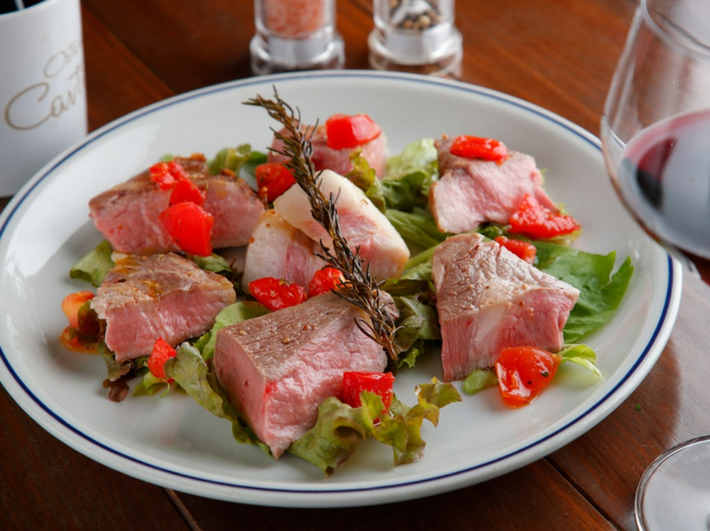 弱火で優しく火入れしたピンク色の焼き上がり。とろんと柔らかな『湘南みやじ豚　肩ロースのオーブン焼き』