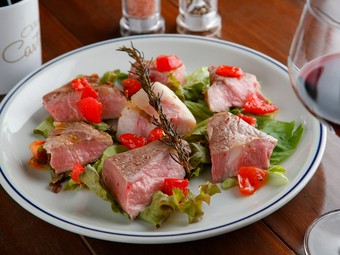 弱火で優しく火入れしたピンク色の焼き上がり。とろんと柔らかな『湘南みやじ豚　肩ロースのオーブン焼き』
