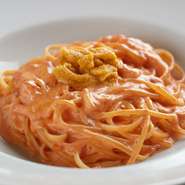 北海道産生うにとイタリア産オーガニックトマトのトマト缶を使用。優しい酸味のトマトソースに生クリームを入れて煮詰め、最後に加えた生うにに火が入りすぎないように仕上げた、風味が広がる濃厚な味わいです。