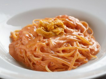 生うにとオーガニックトマトの旨味と酸味が相まった、濃厚な『生ウニのトマトクリームソース　リングイネ』