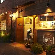 イタリア料理というと少し構えてしまいそうですが、こちらは友人宅のように、ざっくばらんに楽しめます。初めてでも、店内に溢れる笑顔と会話に、すぐに溶け込める雰囲気です。女子会や誕生日会にも最適な一軒です。